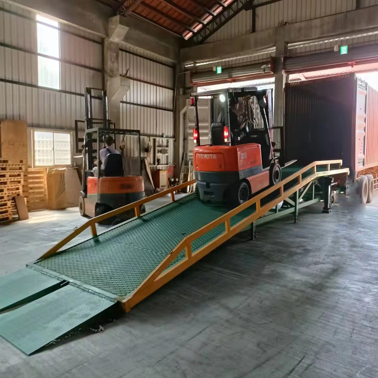 移動(dòng)登車(chē)橋 移動(dòng)登車(chē)橋